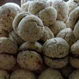 Baci di Dama - Le due calotte di pasta frolla e mandorle tostate, unite da un sottile strato di cioccolato, paiono proprio due labbra intente a baciarsi. Da qui l�appellativo di �baci di dama� per questi dolci che nacquero nella Tortona ottocentesca, in un ambiente cortese frequentato appunto da nobili signore (foto di Gobonobo)